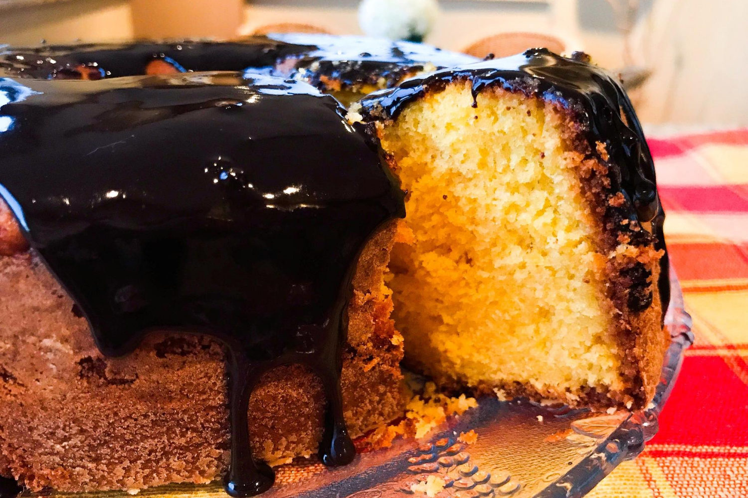 Bolo de cenoura com cobertura de brigadeiro, ganache ou chocolate